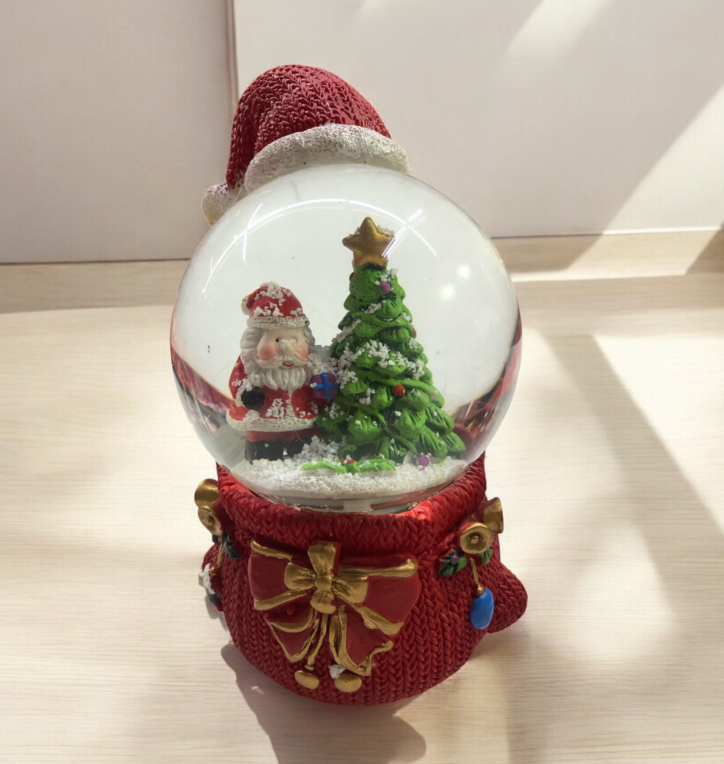 Decorazione natalizia: ceramica CARILLON PALLA DI NEVE CON CAPPELLINO (22CM)