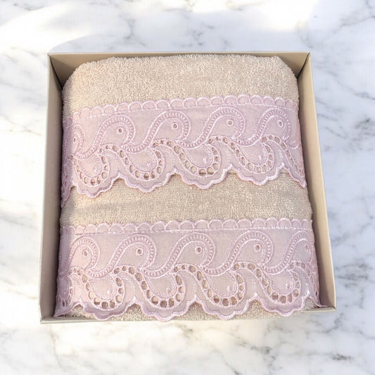 Spugna bagno asciugamano 1+1 scatolato fantasia:  cipria ricamato (SKU43523)