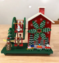 Decorazione natalizia: ceramica CARILLON VILLAGGIO BABBO NATALE 25CM