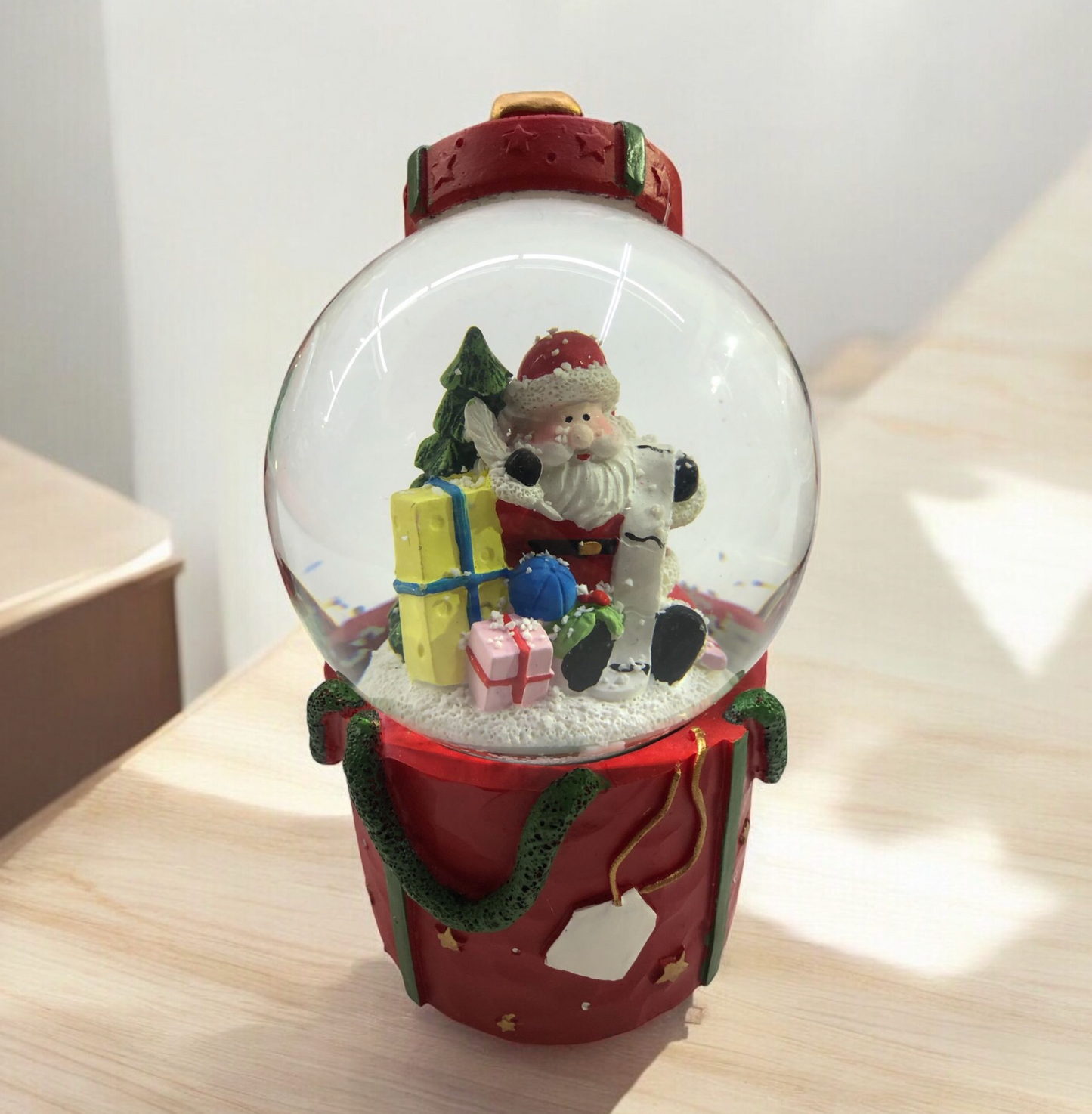 Decorazione natalizia: ceramica CARILLON PALLA DI NEVE CON DONI (22CM)